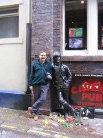 roger_wendell_and_john_lennon_statue_liverpool_10-10-2006.jpg