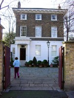 london05-mccartney-gate.jpg