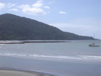 Another view north from CT. Captain James Cook beached his vessel the Endeavour in 1770 just behind the rocky outcrop for running repairs after striking a nearby coral reef. Talk about trouble, 12000 miles from home in the middle of nowhere, with a large hole in your boat and no easy way to fix it. A master mariner if there ever was one, Cook made it back home.